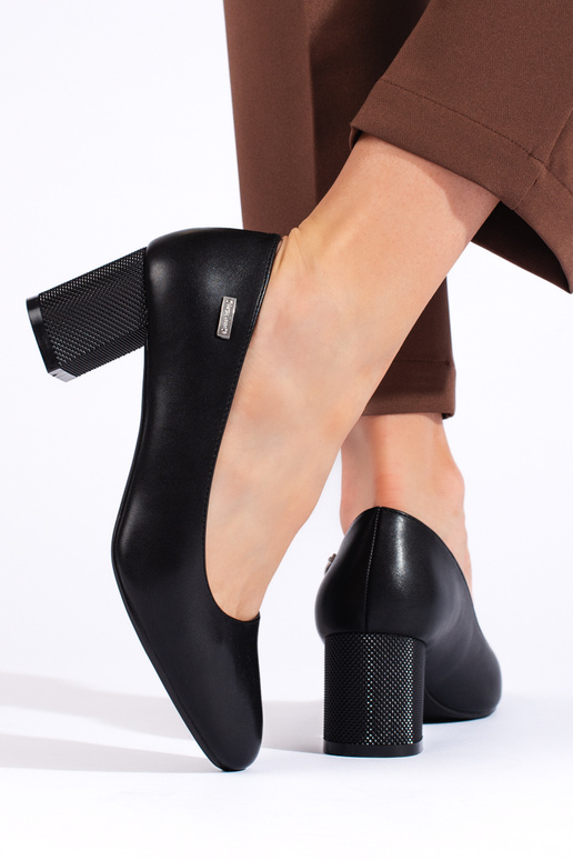 čierne lodičky na podpätku od Sergia...