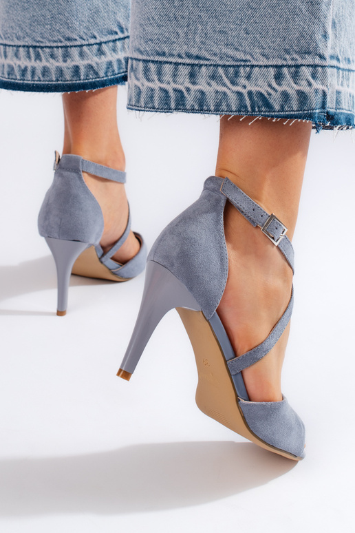 semišové sandále na tenkom podpätku...