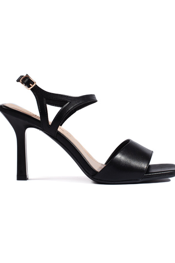 čierne sandále s tenkým...