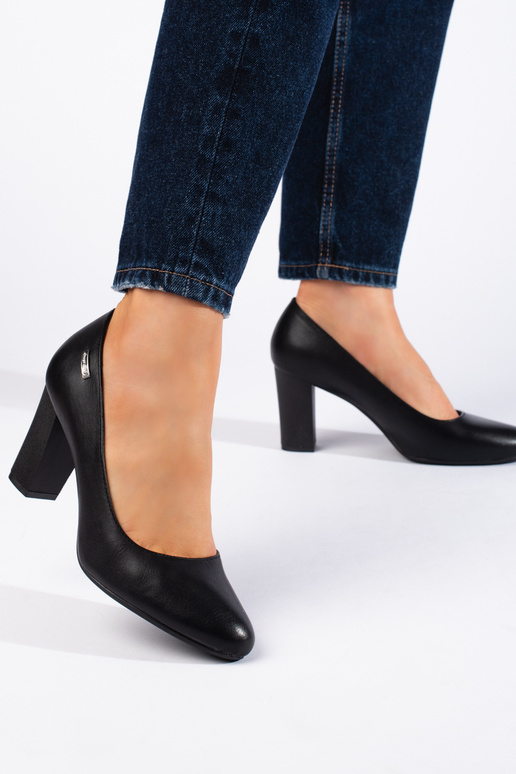 čierne lodičky na podpätku od Sergia...