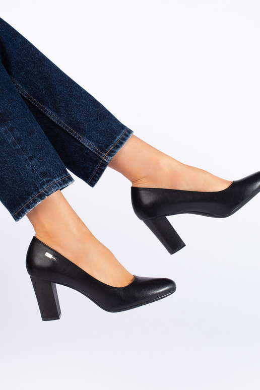 čierne lodičky na podpätku od Sergia...