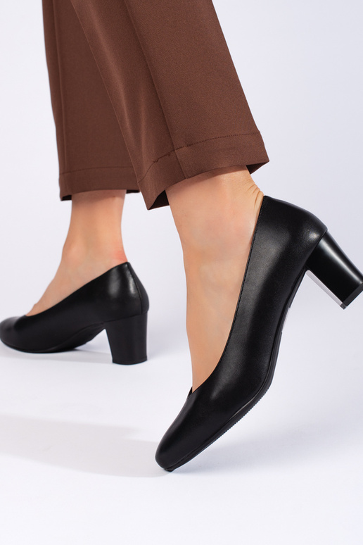 Elegantný štýl čiernych vysokých... Elegantný štýl čiernych vysokých...