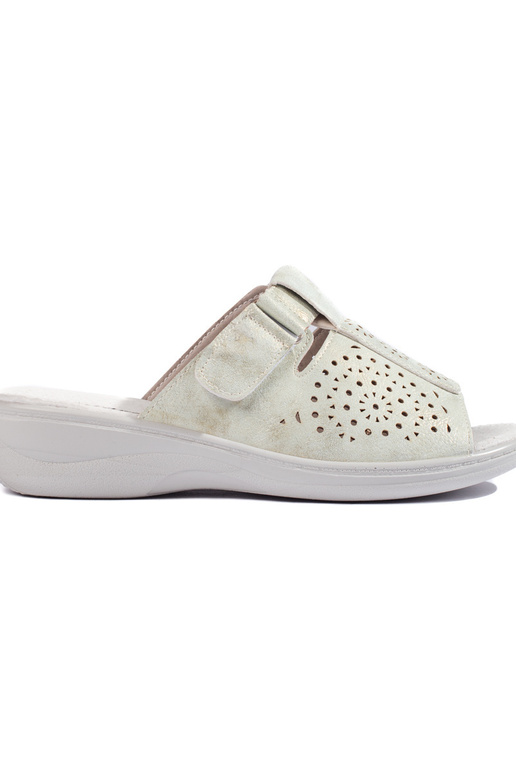 sandále s prelamovanými prvkami