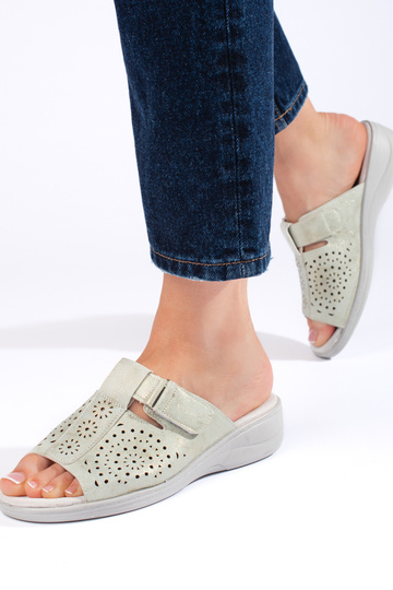 sandále s prelamovanými... 2