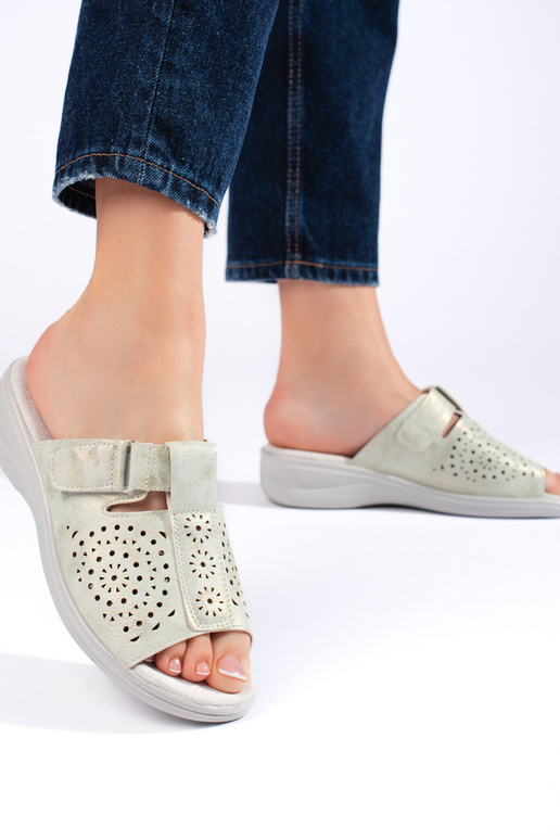 sandále s prelamovanými prvkami