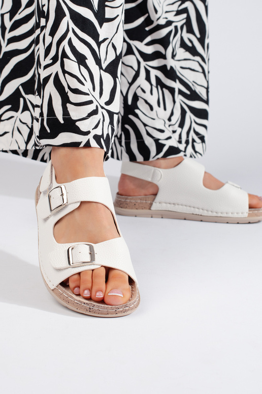 biele zapinane sandále