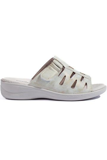 Papuče sú sivej farby