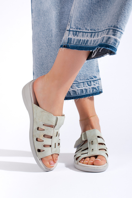 Papuče sú sivej farby