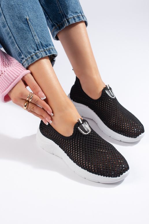 čierne športové topánky s...