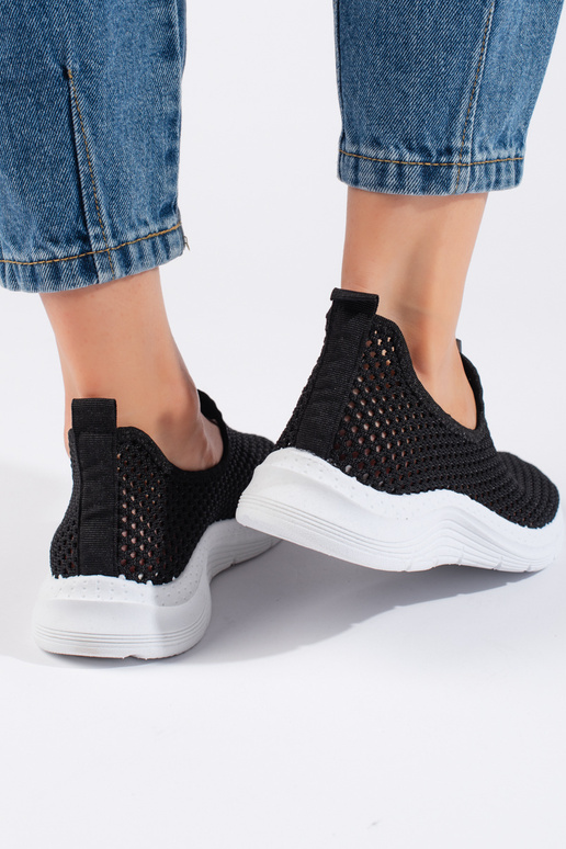 čierne športové topánky s...