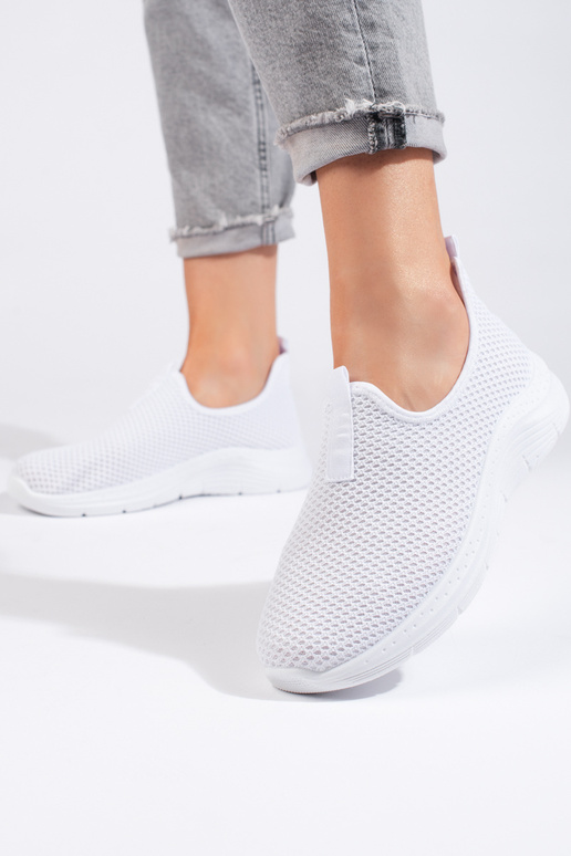 biele športové topánky