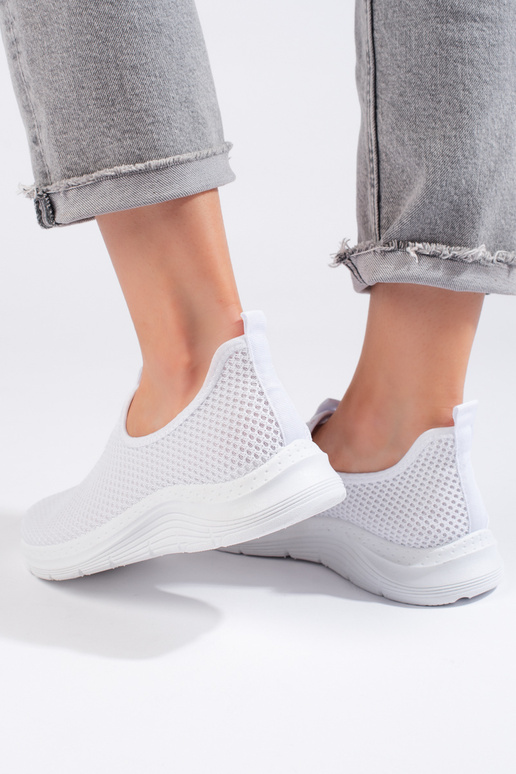 biele športové topánky