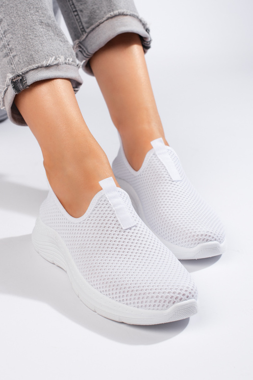 biele športové topánky