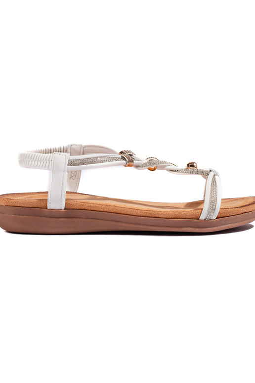 Biele sandále s nápadným modelom