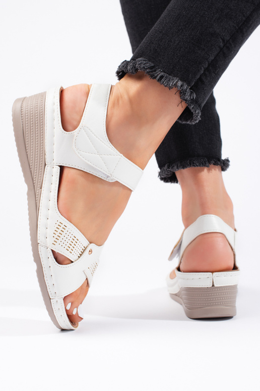 Pohodlné dámske sandále s malou...