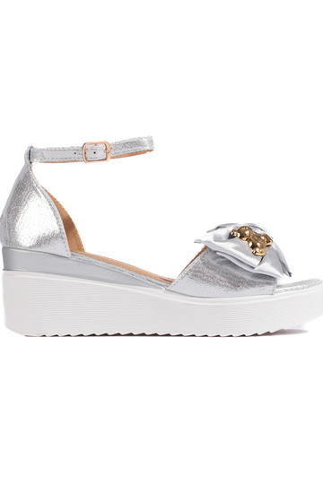 sandále striebornej farby s...