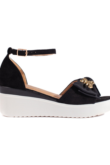 čierne sandále s mašľou