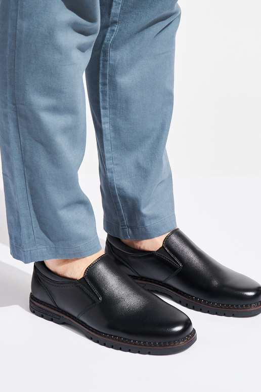 čierne topánky s prackou pre mužov