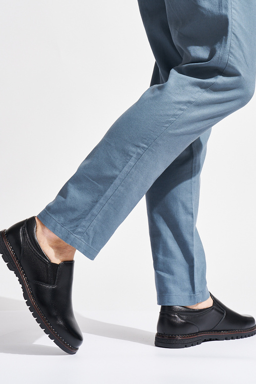 čierne topánky s prackou pre mužov