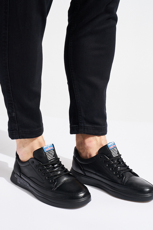 pánska športová obuv čiernej farby...