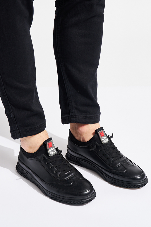 pánska športová obuv čiernej farby...