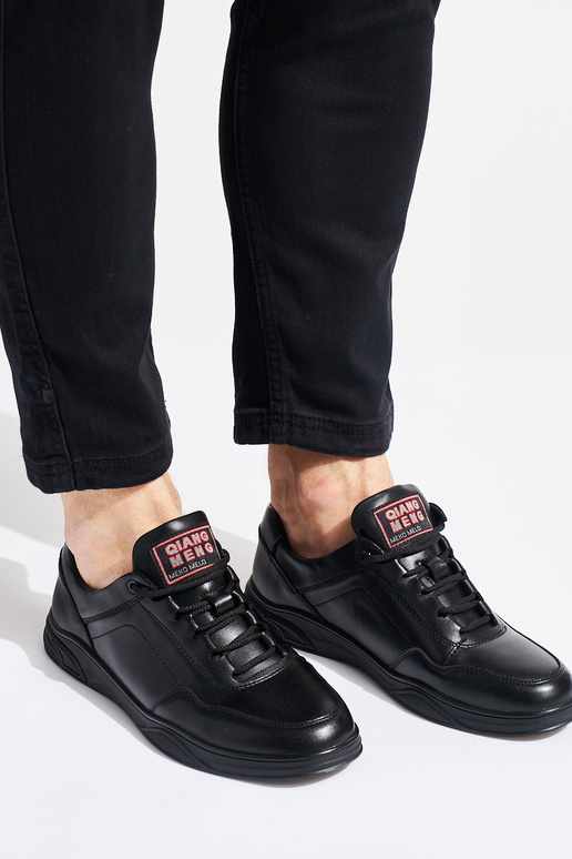 pánska športová obuv čiernej farby...