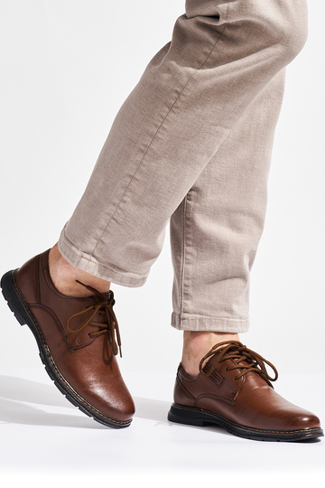 pánske topánky sú viazané 2