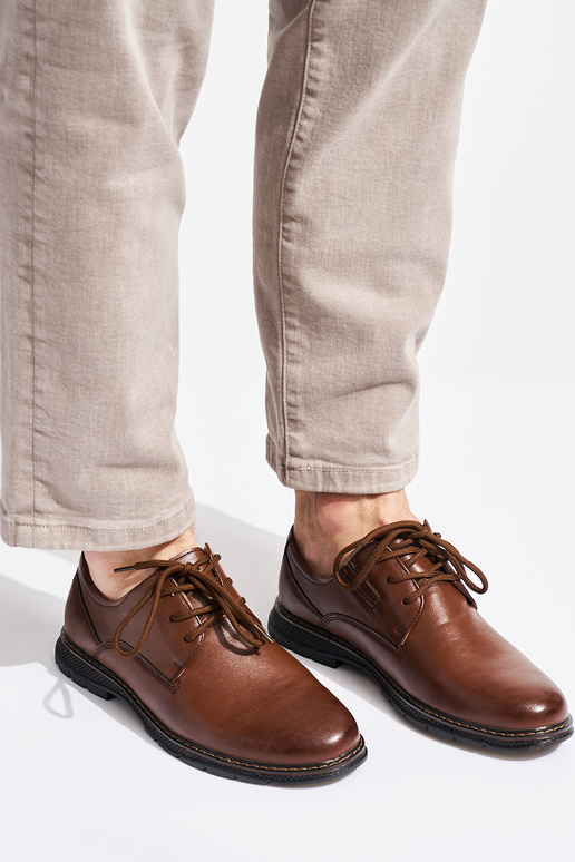 pánske topánky sú viazané