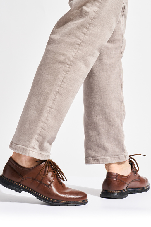 pánske topánky sú viazané