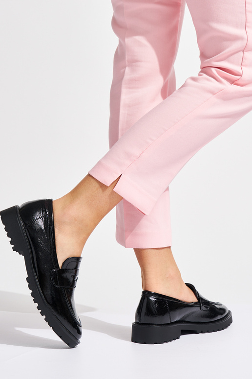 mokasíny s lakovým efektom v čiernej...