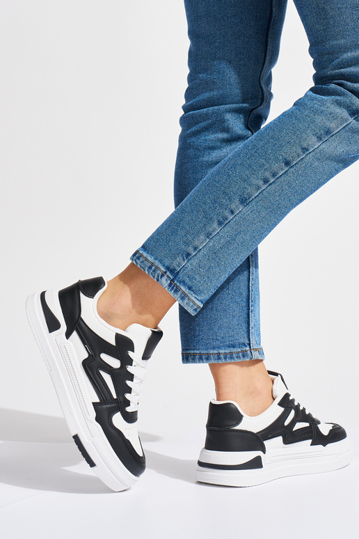 Bielo-čierne tenisky model topánok s... Bielo-čierne tenisky model topánok s...