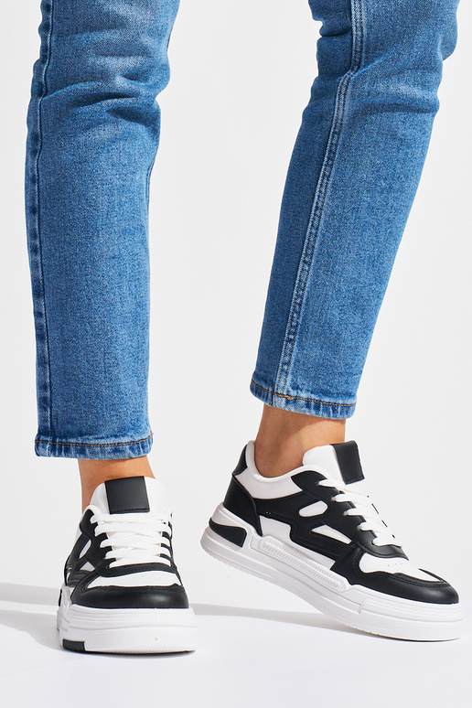 Bielo-čierne tenisky model topánok s... Bielo-čierne tenisky model topánok s...