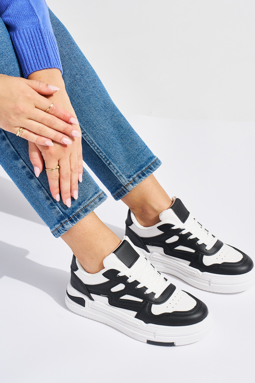 Bielo-čierne tenisky model topánok s... Bielo-čierne tenisky model topánok s...