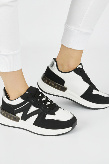 čierne pohodlné tenisky... 2