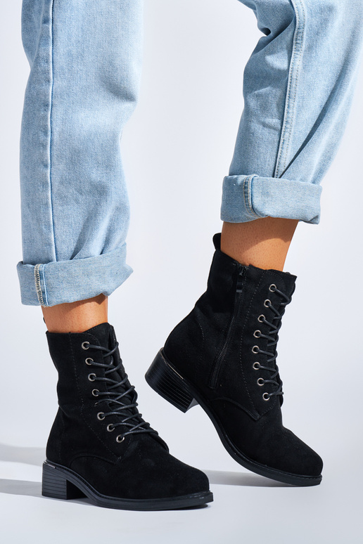 čierne dámske topánky šnurované na... čierne dámske topánky šnurované na...