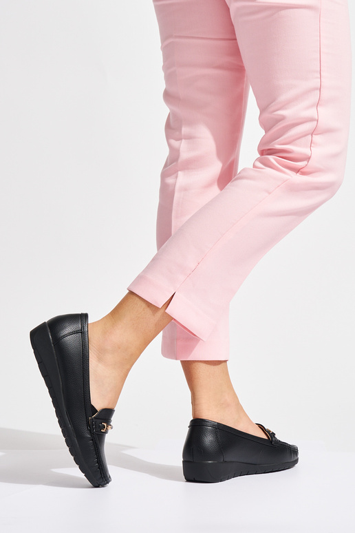 čierne dámske mokasíny ze zdobieniem