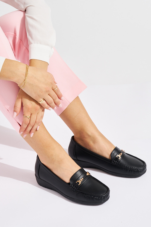 čierne dámske mokasíny ze zdobieniem