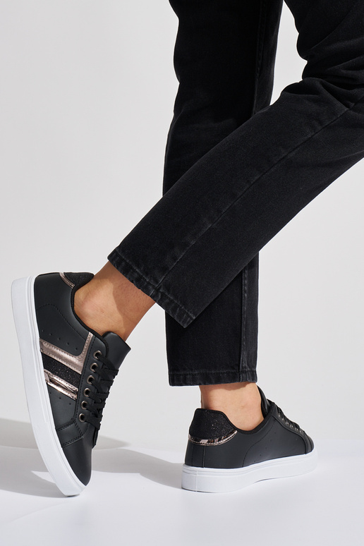 čierne pohodlné športové topánky