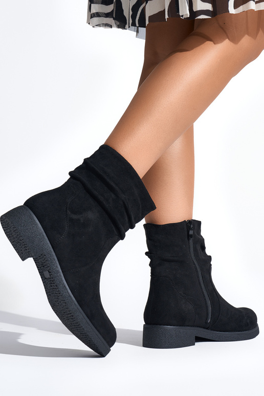 čierne čižmy v kovbojskom štýle čierne čižmy v kovbojskom štýle