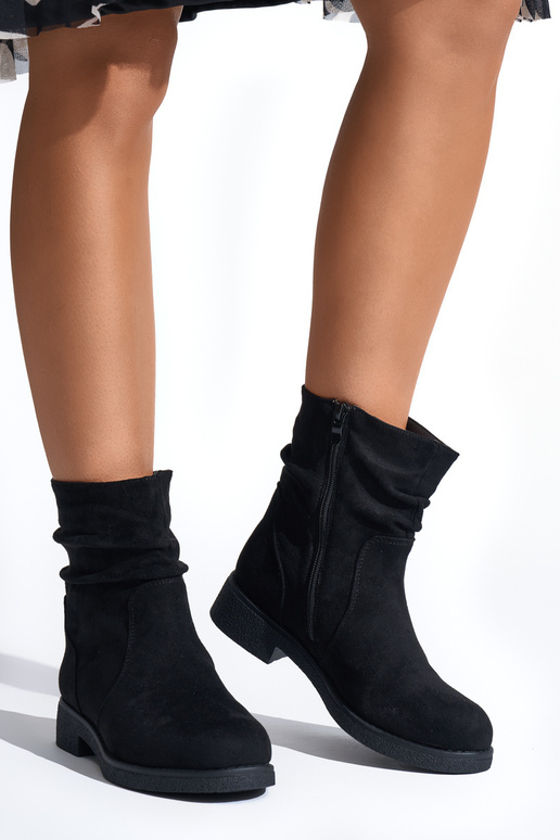 čierne čižmy v kovbojskom štýle čierne čižmy v kovbojskom štýle