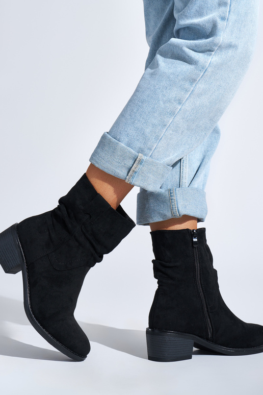 čierne čižmy v kovbojskom štýle čierne čižmy v kovbojskom štýle