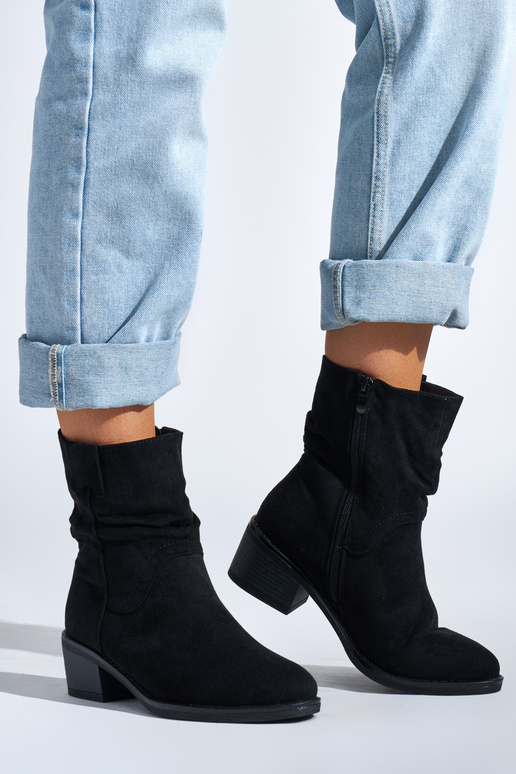 čierne čižmy v kovbojskom štýle čierne čižmy v kovbojskom štýle