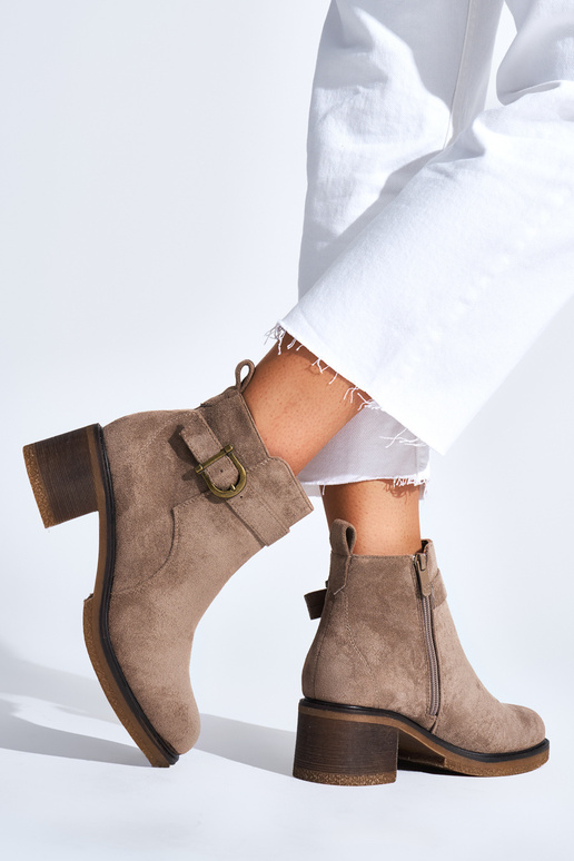 béžové topánky vyrobené zo semišu na... béžové topánky vyrobené zo semišu na...