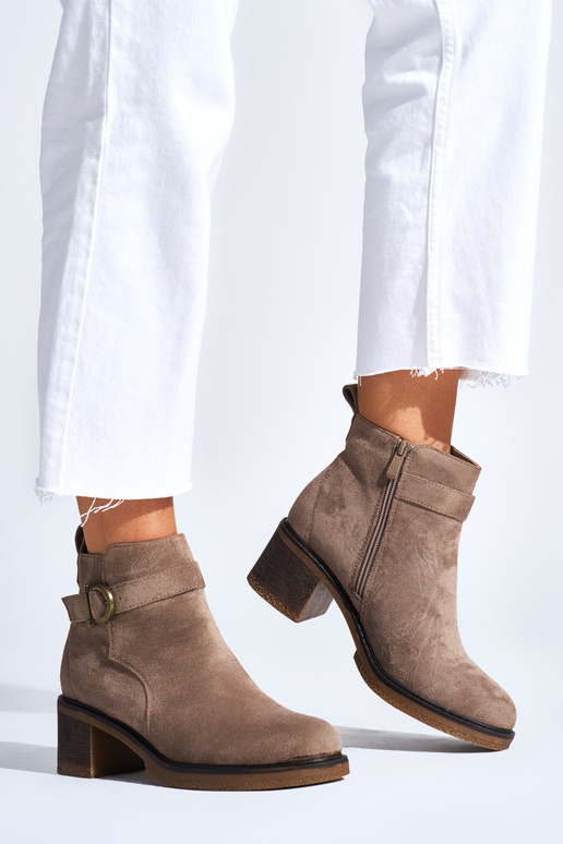 béžové topánky vyrobené zo semišu na... béžové topánky vyrobené zo semišu na...