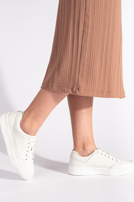 biele kožené topánky s vysokou...