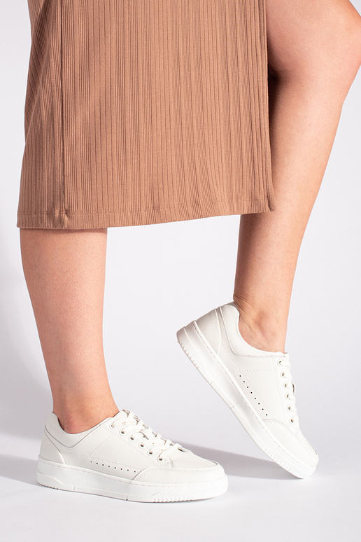 biele kožené topánky s vysokou...