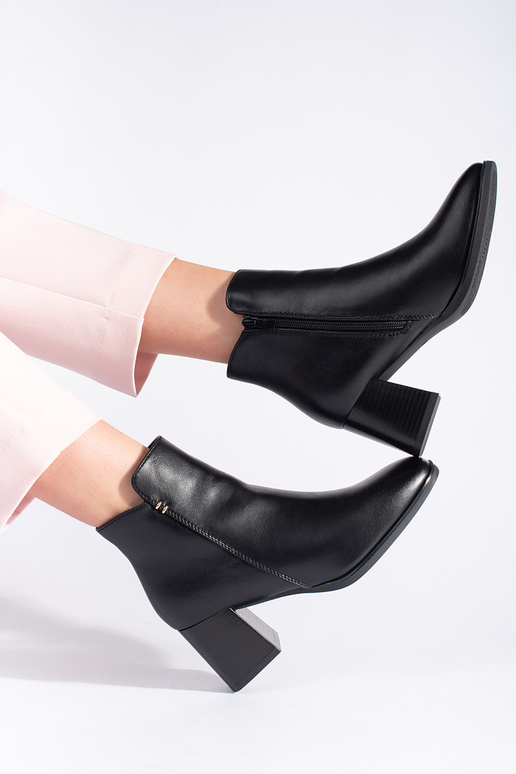 čierne dámske topánky na vysokých...