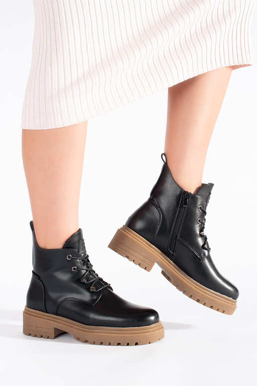 čierne šnurovacie topánky s béžovou...