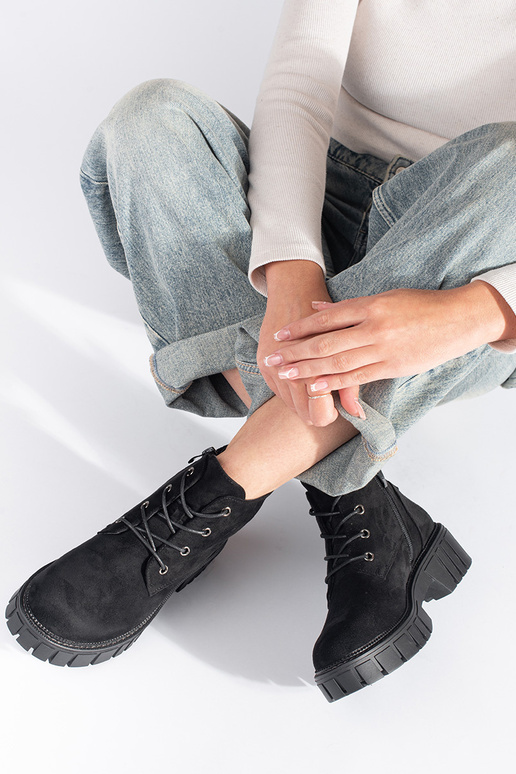 čierne čipkované semišové topánky...