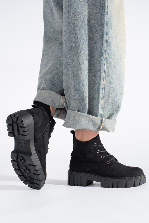 čierne čipkované semišové topánky...